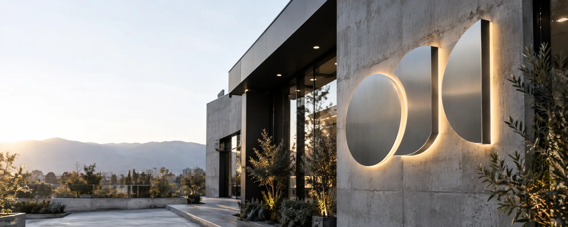 Letrero corpóreo iluminado instalado sobre una fachada contemporánea